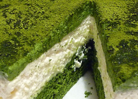 Zöld teás, fehércsoki mousse-os torta (Fotó és recept: Café Cinnamon)
