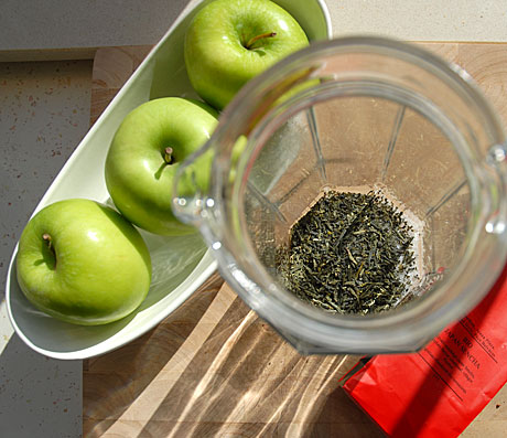 Almás zöld tea koktél készül (Fotó és recept: MsTea)